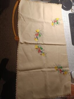 Predám ručne vyšívaný obrus s motívom Veľkej noci väčší ,