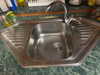 Kuchynský drez rohový s batériou