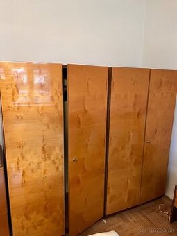 Komplet spálňa posteľ, skriňa, stolíky,