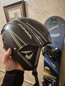 Na predaj prilba na lyže alebo snowboard