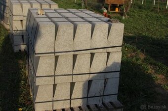 Cestný obrubník skosený