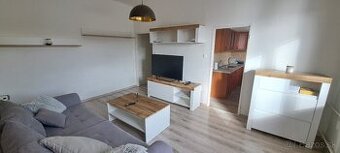 Dvojizbová tehla v centre mesta s lodžiou