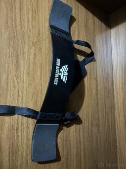 BICEPSOVÝ IZOLÁTOR IRON AESTHETICS ARM BLASTER, ČIERNY