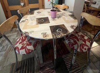 Okrúhly jedálenský stôl + 4 stoličky – priemer 110 cm