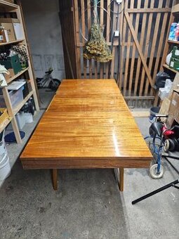 Jitona jedálny stôl