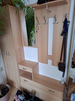 predam vešiakovu stenu skrinu