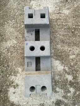 Predám plastové (16kg) podstavce na mobilný plot