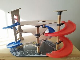 Drevená parkovacia garáž s výťahom Lupilu