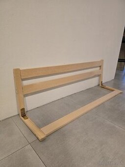 Predám detskú zábranu na posteľ 2 kusy, borovicové drevo