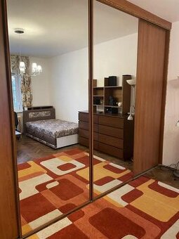 Ponúkame na prenájom zariadený 1-izbový byt, ktorý sa nachád