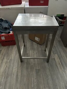 nerezovy rohovy stol