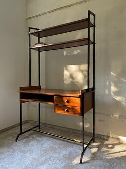 Vintage talianský stôl s poličkami