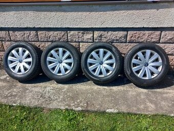 Predám zimné komplety VW 215/60 R16 s pneu Pirelli,puklicami