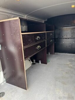 Ponúkam výrobu regálov do pracovných dodávok na mieru.