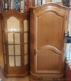 Štýlová skriňa z masívu so šuflíkom