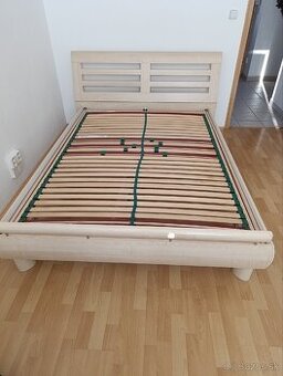 Posteľ s lamelovým roštom 140 x 200 cm