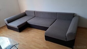 Šedý gauč