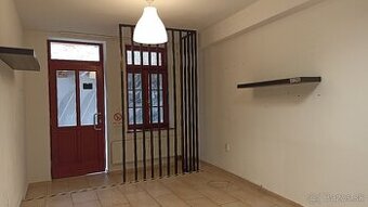 Prenájom obchodného priestoru - centrum (námestie)