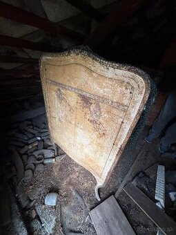 Železná postel s maľovanými detailmi