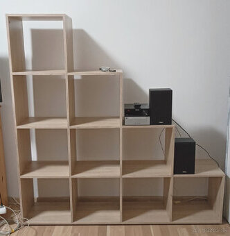 Štýlový kaskádovitý regál 4x4 v dekore dub sonoma - top stav