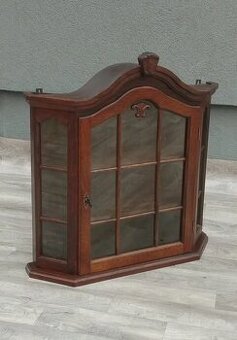 Vitrína nástenná – 71 x 66 x 16 cm.