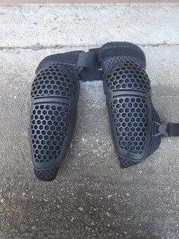 Chrániče kolien na motorku