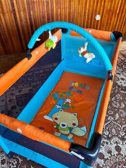 Cestovna detska postielka.