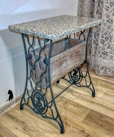Rustikálny starožitný stôl s mramorovou doskou - Singer