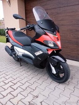 Aprilia SR Max 300