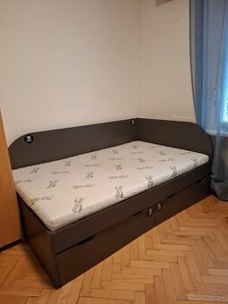 Postel drevona na rozmer matraca 200×120