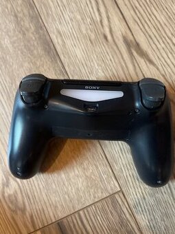 Dual shock ovládač na PS4