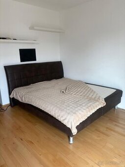 Kontinentálna boxspring posteľ s čalúneným čelom