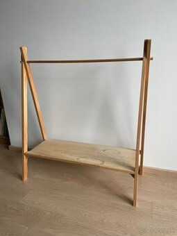 Vešiak na detské oblečenie