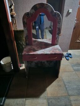 Darujem toaletný stolík