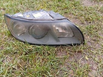 Predám predný svetlomet na Volvo V50 xenon - 1