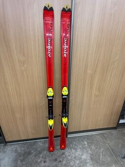 Atomic Carvingové LYŽE s viazaním