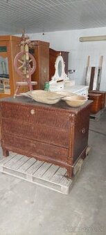 Starodavne komody -kasny