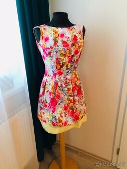 Kvetinové spoločenské šaty