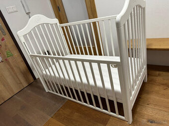 Detská postieľka s posuvnou bočnicou