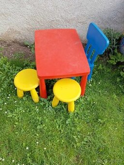 Plastový stôl +2 stoličky a 2 taburetky