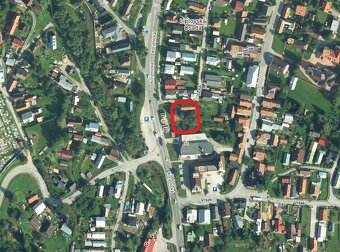 Slnečný pozemok v centre obce 946 m2