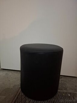 Dobrý deň, predám 2 čierne okrúhle taburetkay- nevyuživané.