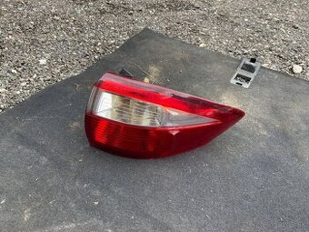 Predám zadný pravý svetlomet na Ford C-Max.