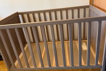 Detská postieľka a prebaľovací pult