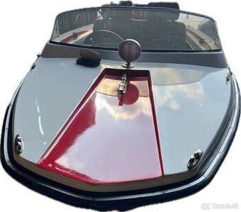 Predám motorový čln s novým lakom