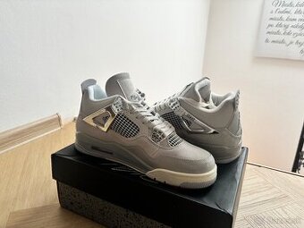 Air Jordan 4 frozen moments