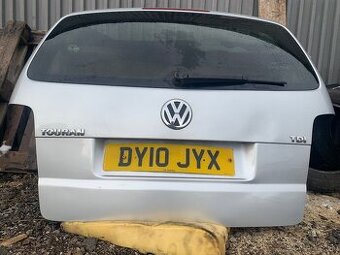 Predam zadnu kapotu VW Touran