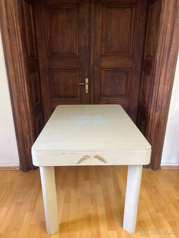 Renovovaný drevený rozkladací jedálenský stôl