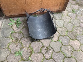 Kovovýzásobník nadrevoku krbu