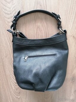 Dámska kožená kabelka.